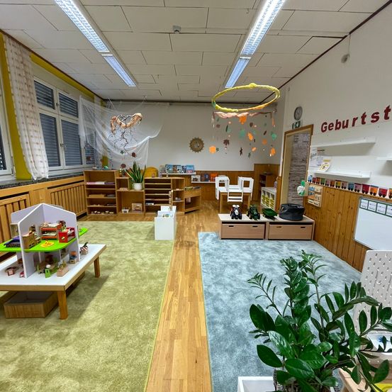 Bild enthält, Indoors, Interior Design, Plant, Home Decor, Building, Floor, Wood, Hardwood, Person, Furniture