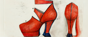 Eine Skizze eines roten High-Heel-Schuhs mit blauen Akzenten. Der Schuh hat eine dicke Plattform und einen Riemen über dem Knöchel.