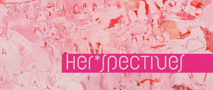 Eine abstrakte Malerei mit mehreren Figuren in Pastellfarben. Die Figuren sind miteinander verwoben, einige stehend, einige liegend, was eine dynamische Komposition ergibt. Der Titel 'Her*Spectiu' ist prominent in fetten Buchstaben am unteren Rand angebracht.