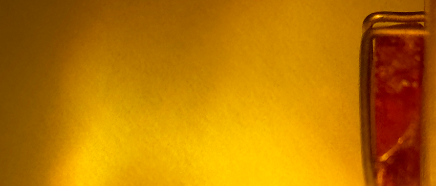 Bild enthält, Glass