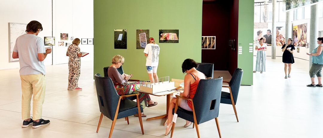 Bild enthält, Cafeteria, Indoors, Restaurant, Adult, Female, Person, Woman, Male, Man, Chair