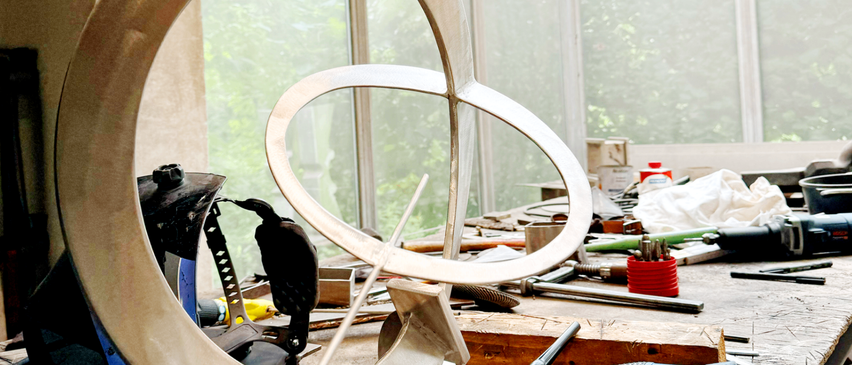 Bild enthält, Architecture, Building, Factory, Manufacturing, Workshop, Machine, Wheel, Animal, Bird, Wood