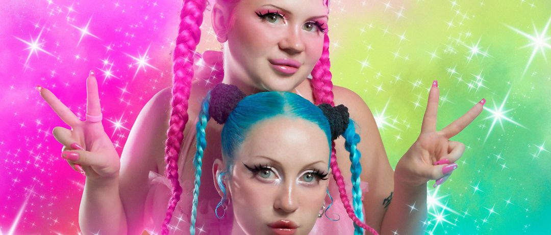 Bild enthält, Finger, Hand, Person, Adult, Female, Woman, Face, Photography, Portrait, Hair