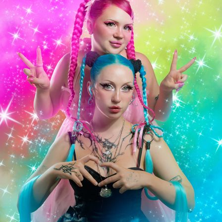 Bild enthält, Finger, Hand, Person, Adult, Female, Woman, Face, Photography, Portrait, Hair