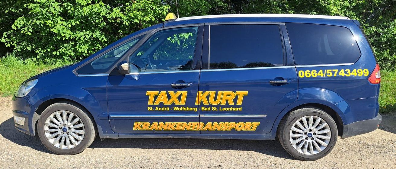 Ein blauer Van auf einem Schotteruntergrund geparkt. Es steht Taxi Kurt und Krankentransport an der Seite. Die Kontaktnummer ist 0664/5743. Hinter dem Van sind Bäume.