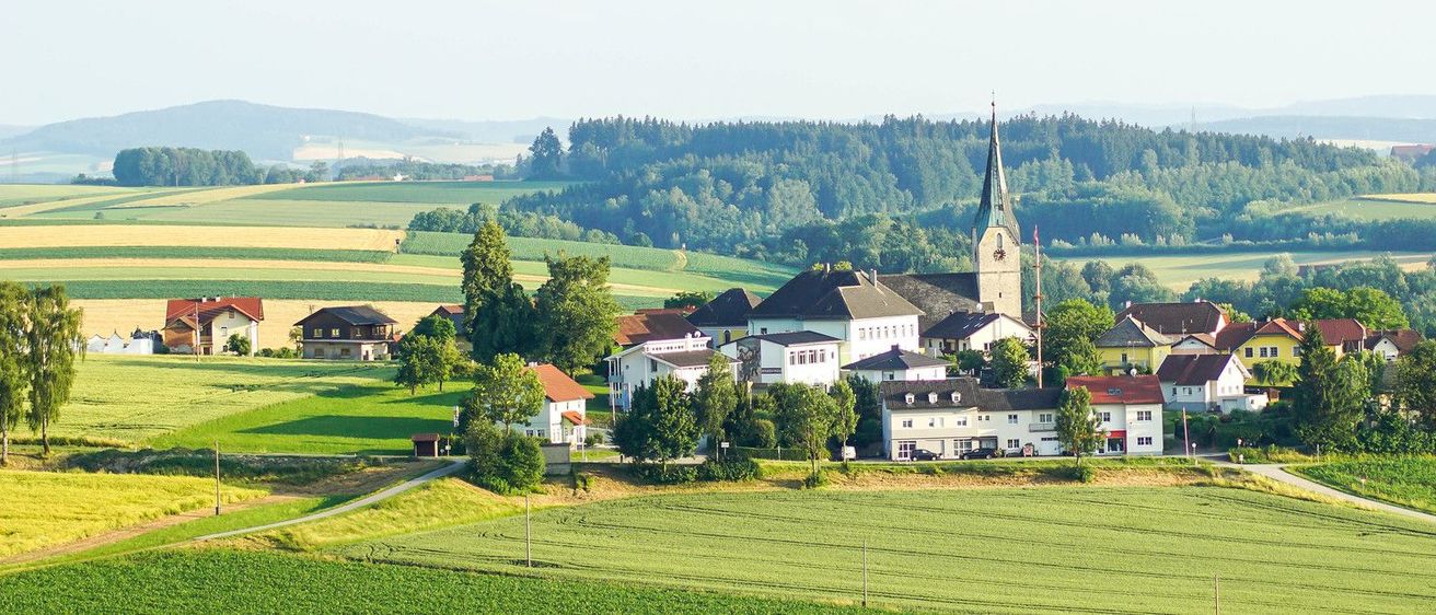 Bild enthält, Nature, Outdoors, Countryside, Rural, Landscape, Village, Scenery, Architecture, Building, Farm