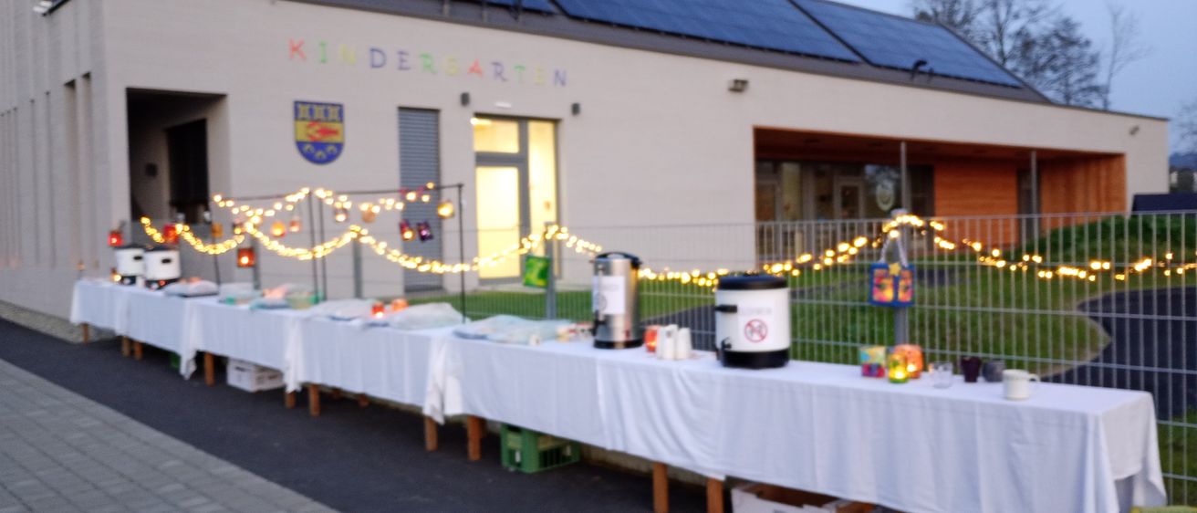 Bild enthält, Food, Meal, Cafeteria, Indoors, Restaurant, Tablecloth, Interior Design, Outdoors