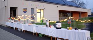 Bild enthält, Food, Meal, Cafeteria, Indoors, Restaurant, Tablecloth, Interior Design, Outdoors