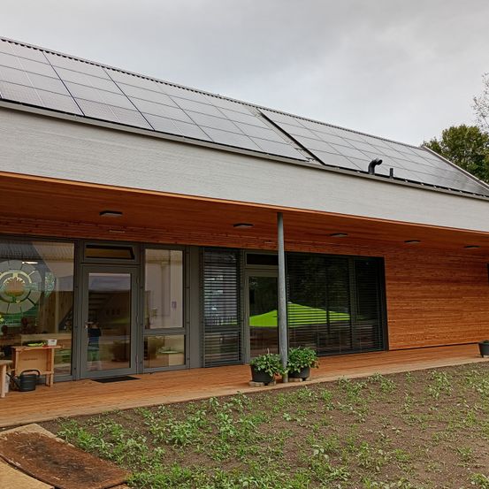Bild enthält, Indoors, Interior Design, Wood, Architecture, Building, Door, Person, Housing, Plant, Electrical Device