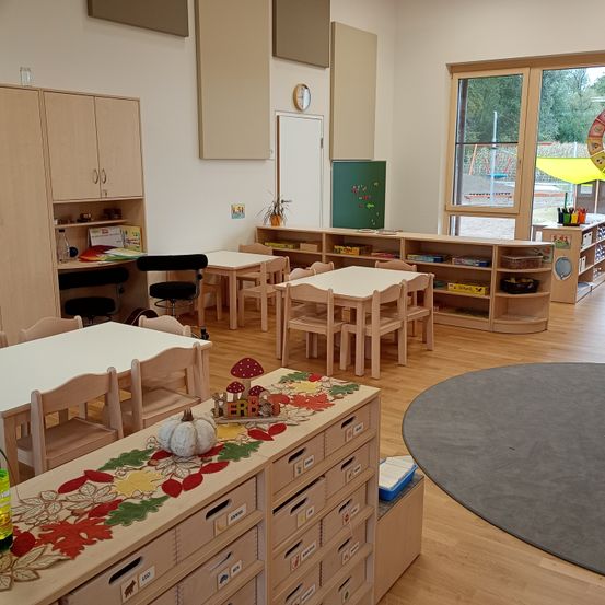 Bild enthält, Wood, Floor, Flooring, Plywood, Hardwood, Interior Design, Building, Chair, Kindergarten, Classroom
