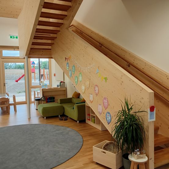 Bild enthält, Floor, Flooring, Wood, Interior Design, Plywood, Living Room, Hardwood, Staircase, Handrail, Plant