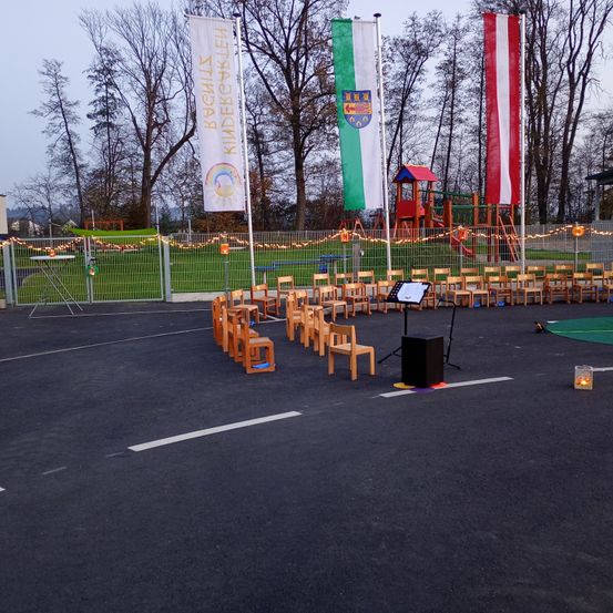 Bild enthält, Play Area, Outdoor Play Area, Outdoors, Grass, Plant, Wood, Road, People, Person, Tarmac