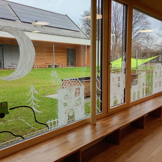 Bild enthält, Interior Design, Wood, Floor, Flooring, Plywood, Hardwood, Building, Grass, Toy, Door