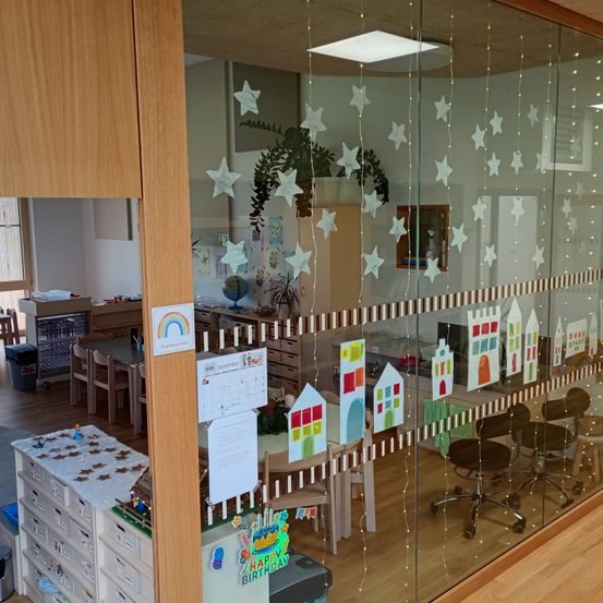 Bild enthält, Floor, Flooring, Indoors, Interior Design, Wood, Plywood, Hardwood, Building, Kindergarten, Restaurant