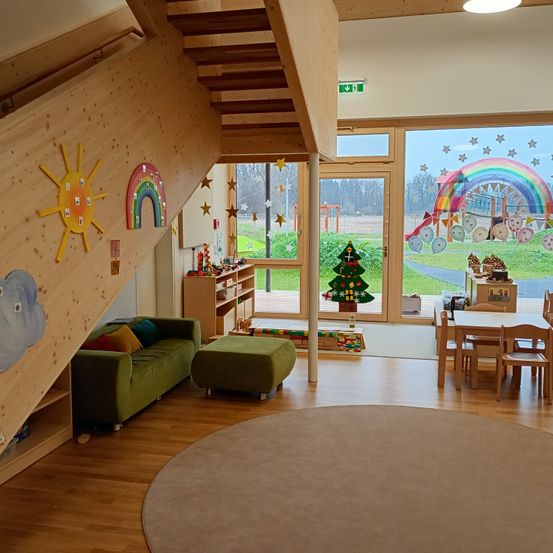 Bild enthält, Floor, Flooring, Wood, Building, Indoors, Living Room, Hardwood, Interior Design, Plywood, Couch