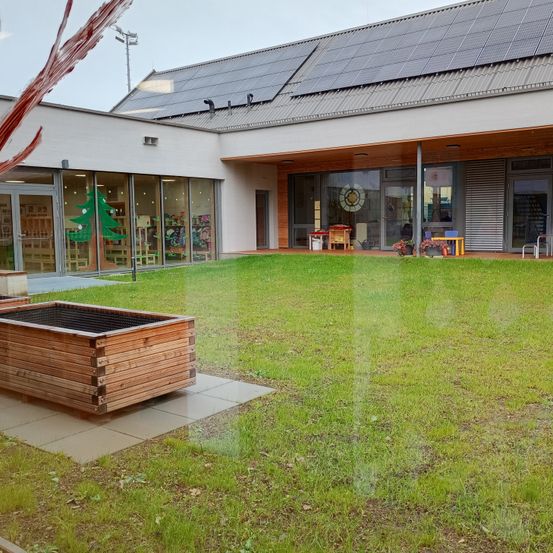 Bild enthält, Grass, Interior Design, Building, Lawn, Wood, Backyard, Outdoors, Yard, Hot Tub, Tub
