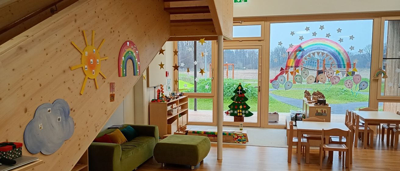 Bild enthält, Floor, Flooring, Wood, Building, Indoors, Living Room, Hardwood, Interior Design, Plywood, Couch