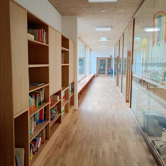 Bild enthält, Floor, Flooring, Indoors, Interior Design, Wood, Building, Plywood, Hardwood, Furniture, Shelf