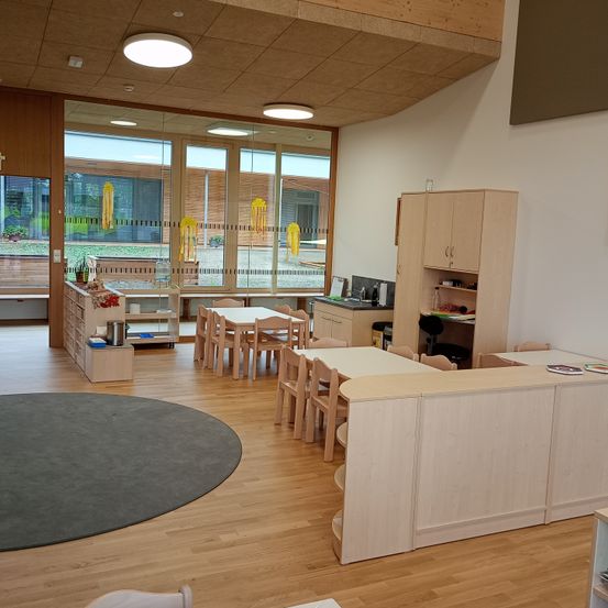 Bild enthält, Floor, Flooring, Plywood, Wood, Indoors, Interior Design, Hardwood, Building, Living Room, Table