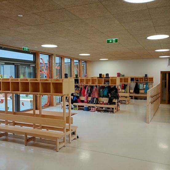 Bild enthält, Floor, Flooring, Plywood, Wood, Building, Hospital, Furniture, Indoors, Interior Design, Handbag