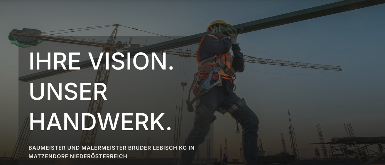 Ein Bauarbeiter steht vor einem Kran, trägt eine Sicherheitsweste und einen Helm und hält einen Metallbalken. 'MISSION. WERKE.' und 'SCHWESTER BRÜDER LEBISCH KG IN REICH' sind angezeigt.