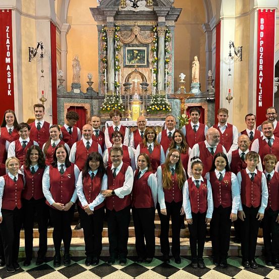 Bild enthält, Group Performance, Person, Groupshot, People, Adult, Female, Woman, Prayer