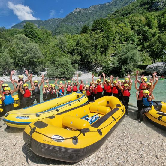 Bild enthält, Vest, Lifejacket, Vegetation, Helmet, Rock, Tree, Summer, Portrait, Boat, Woodland