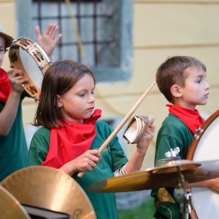 Bild enthält, Boy, Child, Male, Person, Music, Musician, Performer, Female, Girl, Group Performance
