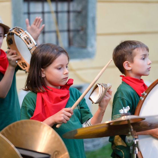 Bild enthält, Boy, Child, Male, Person, Music, Musician, Performer, Female, Girl, Group Performance