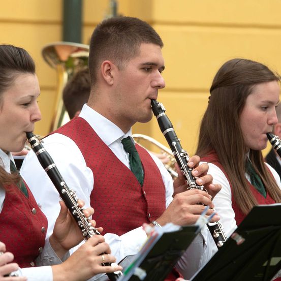 Bild enthält, Musical Instrument, Oboe, Person, Group Performance, Clarinet, Tie, Music Band, Musician, Performer, Face