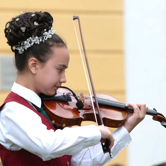 Bild enthält, Child, Female, Girl, Person, Musical Instrument, Violin, Performer, Leisure Activities, Music, Musician
