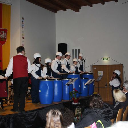 Bild enthält, People, Person, Helmet, Adult, Male, Man, Crowd, Child, Female, Girl