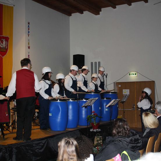 Bild enthält, People, Person, Helmet, Adult, Male, Man, Crowd, Child, Female, Girl