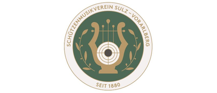 Ein kreisförmiges Emblem zeigt eine von Blättern umringte Harfe mit dem Text 'SCHUTZENMUSIKVEREIN SULZ-VORARLBERG' darüber und 'SEIT 1880' darunter. Die Harfe ist in Gold mit einem Zielbullauge in der Mitte dargestellt.