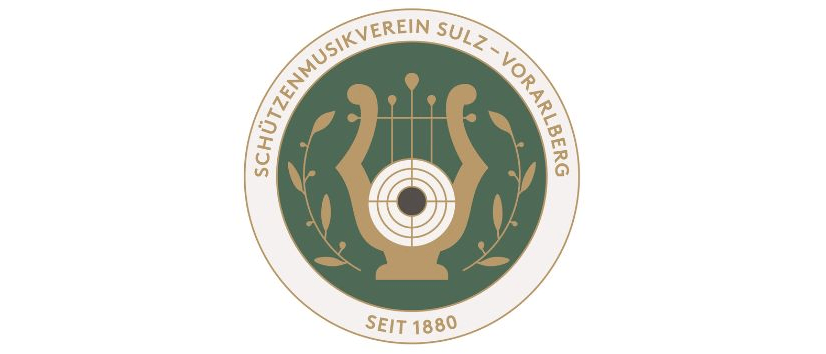 Ein kreisförmiges Emblem zeigt eine von Blättern umringte Harfe mit dem Text 'SCHUTZENMUSIKVEREIN SULZ-VORARLBERG' darüber und 'SEIT 1880' darunter. Die Harfe ist in Gold mit einem Zielbullauge in der Mitte dargestellt.