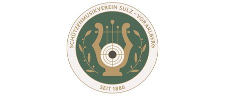 Ein kreisförmiges Emblem zeigt eine Harfe und ein Ziel, mit dem Text 'SCHUTZENMUSIKVEREIN SULZ-VORARLBERG' und 'SIET 1880' darunter. Es ist vor einem weißen Hintergrund dargestellt.