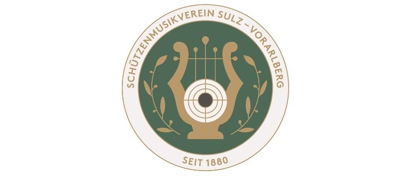 Ein kreisförmiges Emblem zeigt eine Harfe und ein Ziel, mit dem Text 'SCHUTZENMUSIKVEREIN SULZ-VORARLBERG' und 'SIET 1880' darunter. Es ist vor einem weißen Hintergrund dargestellt.