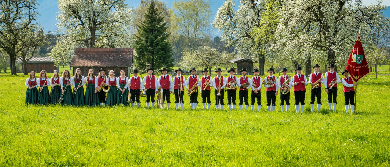 Bild enthält, People, Person, Grass, Tree, Outdoors, Park, Group Performance, Vegetation, Field, Grassland