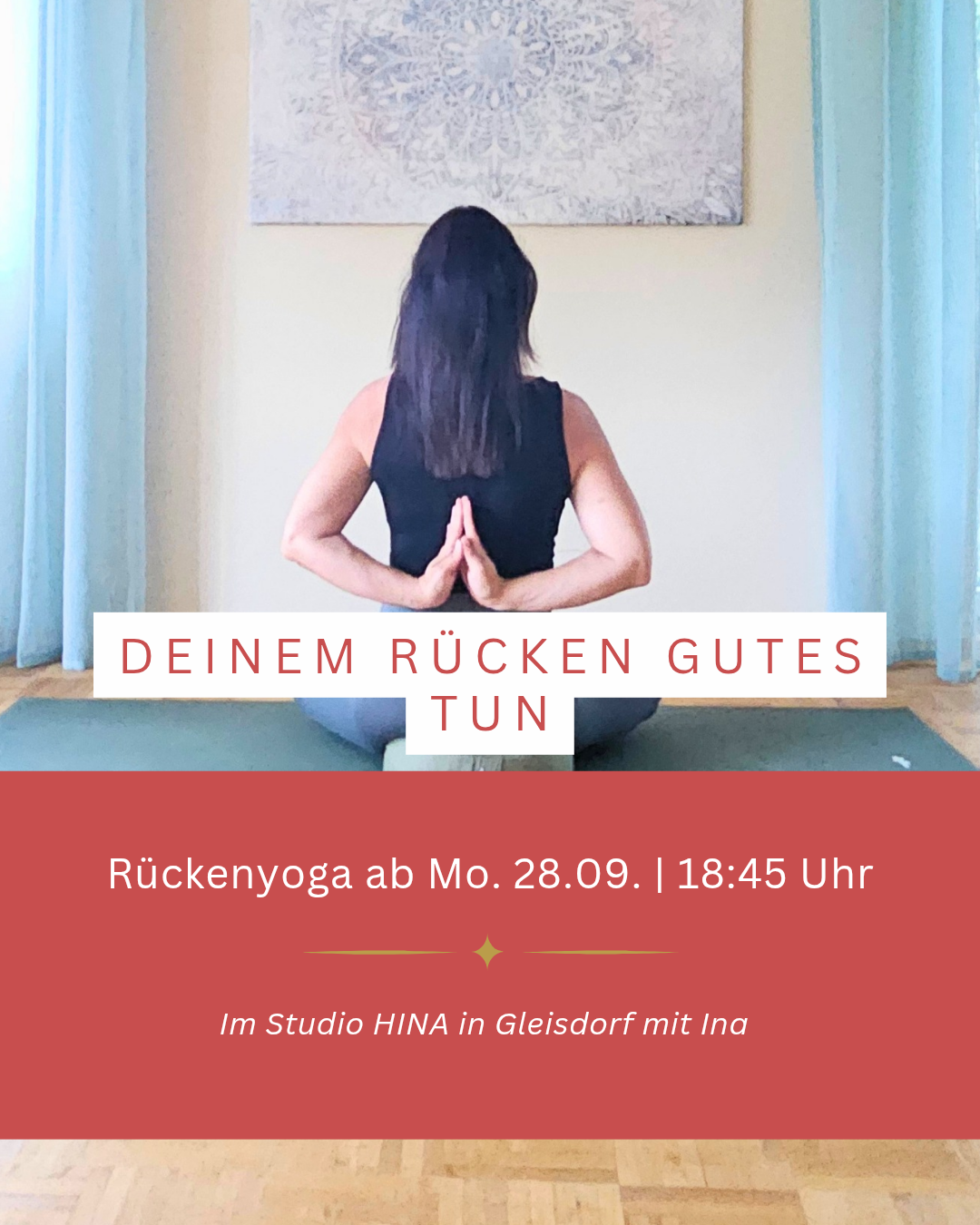 Eine Frau in einem schwarzen Tanktop praktiziert Yoga in einem Studio mit einer weißen Wand und blauen Vorhängen. Der Textüberlagerung lautet 'Deinem Rücken Gutes Tun' und 'Rückenyoga ab Mo. 28.09. | 18:45 Uhr'.