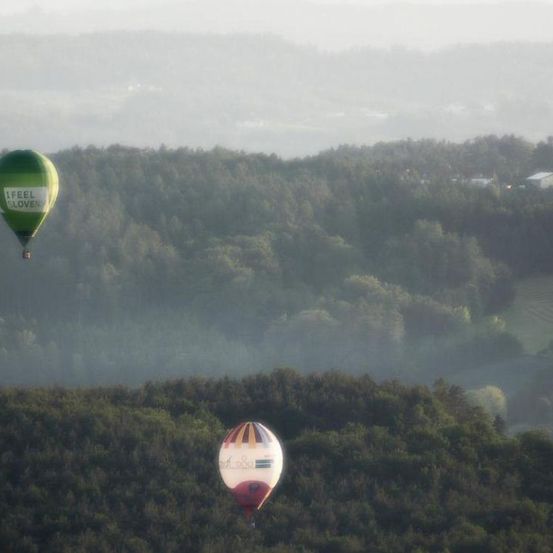 Bild enthält, Balloon, Landscape, Nature, Outdoors, Aircraft, Transportation, Vehicle, Hot Air Balloon