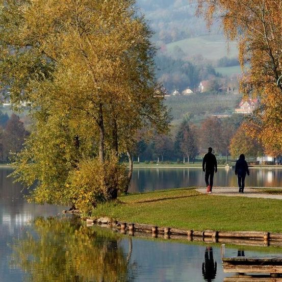 Bild enthält, Nature, Outdoors, Scenery, Landscape, Grass, Park, Panoramic, Person, Waterfront, Lakefront