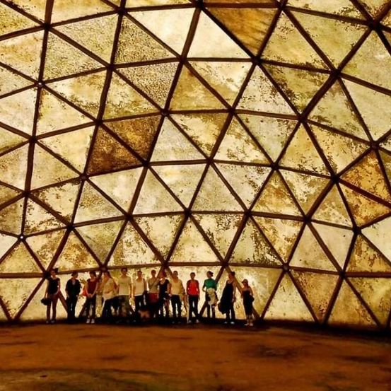 Bild enthält, Architecture, Building, Outdoors, Shelter, Person, Nature, Dome, Garden, Art