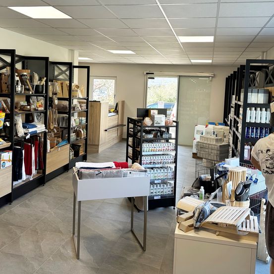 Bild enthält, Book, Publication, Person, Shop, Indoors, Library, Furniture, Desk, Table, Market