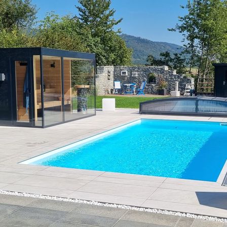 Bild enthält, Pool, Water, Swimming Pool, Outdoors, Housing, Villa, Aerial View, Backyard, Chair, Plant