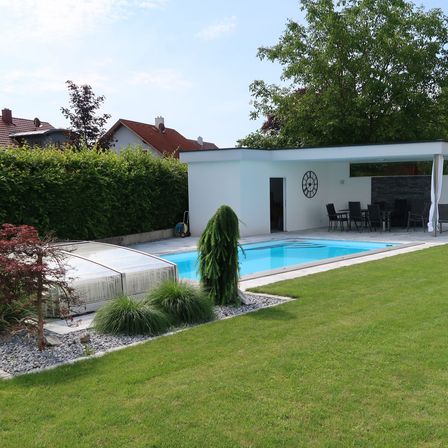 Bild enthält, Housing, Villa, Backyard, Outdoors, Yard, Grass, Pool, Water, Lawn, Swimming Pool