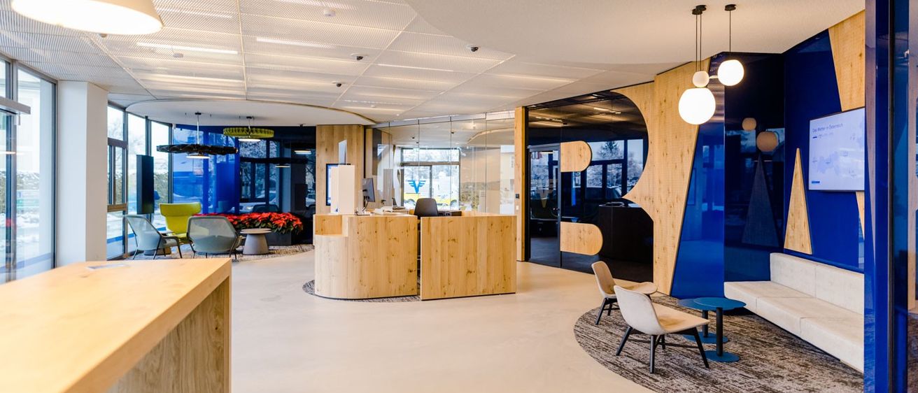 Bild enthält, Indoors, Building, Foyer, Furniture, Table, Chair, Interior Design, Rug, Bench, Floor