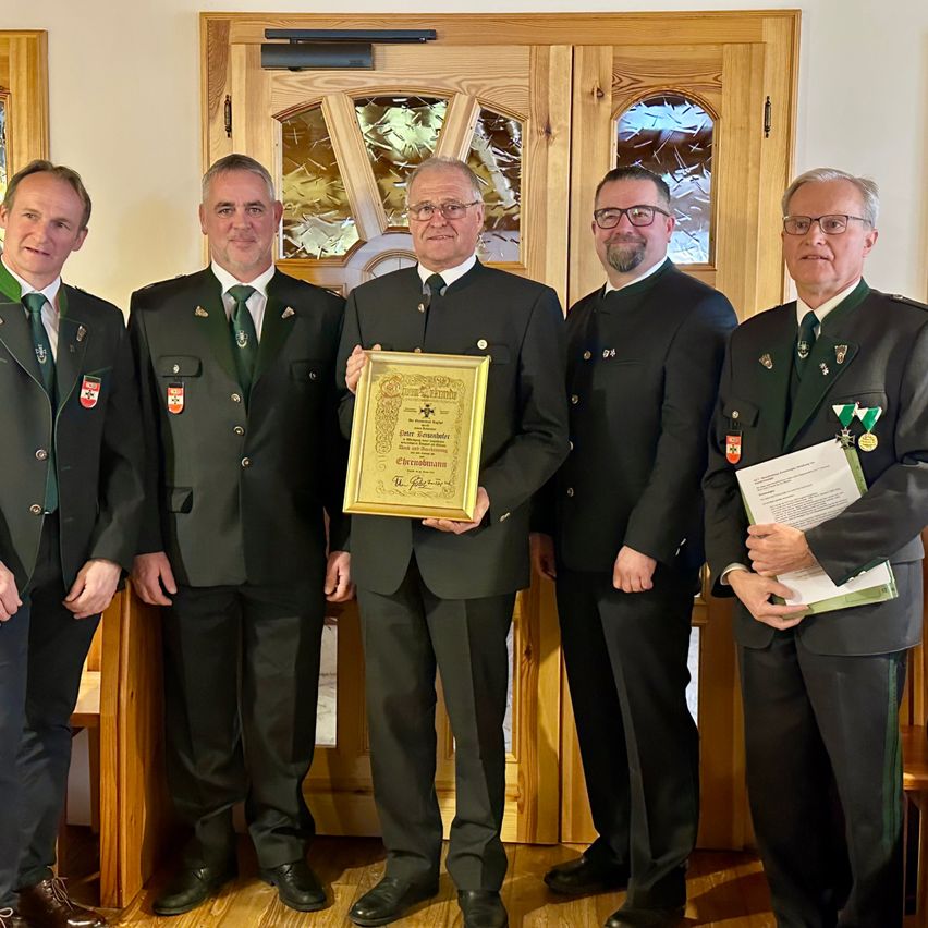 Bild enthält, Suit, Adult, Male, Man, Person, Officer, Military, Military Officer, Coat, Face