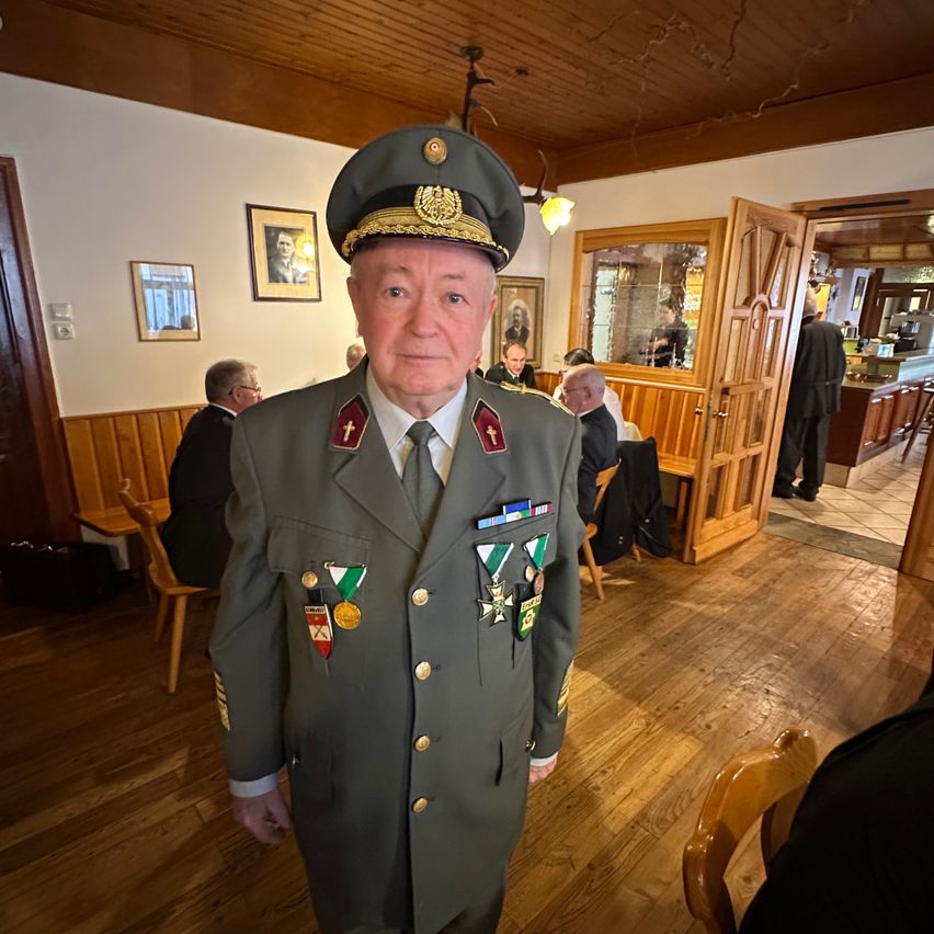 Bild enthält, Officer, Person, Captain, Adult, Male, Man, Wood, Military Officer, Coat, Suit