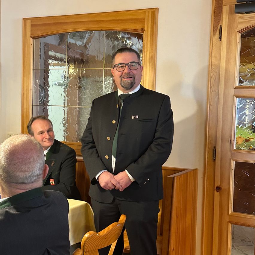 Bild enthält, Blazer, Coat, Jacket, Adult, Male, Man, Person, Wood, Plywood, Suit