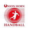 Das Union Horn Handball Logo zeigt eine stilisierte Figur in einer dynamischen Handballbewegung vor einem Hintergrund aus konzentrischen roten Linien und einem roten Kreis.
